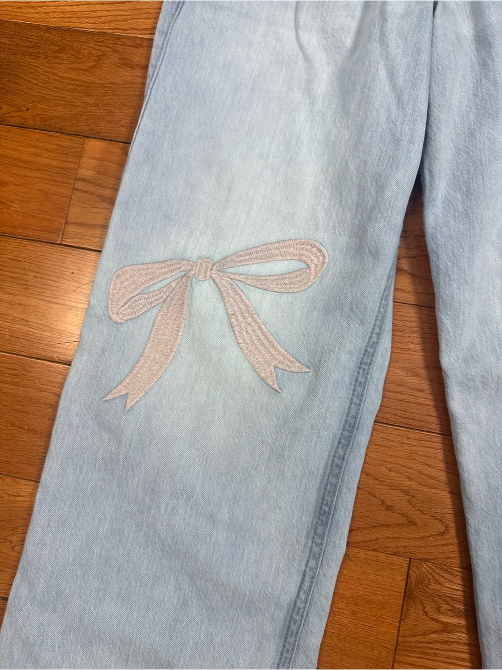 Abercrombie Kids Girls Low Rise Baggy Bow Embroidered Jeans - Picture 4 of 8